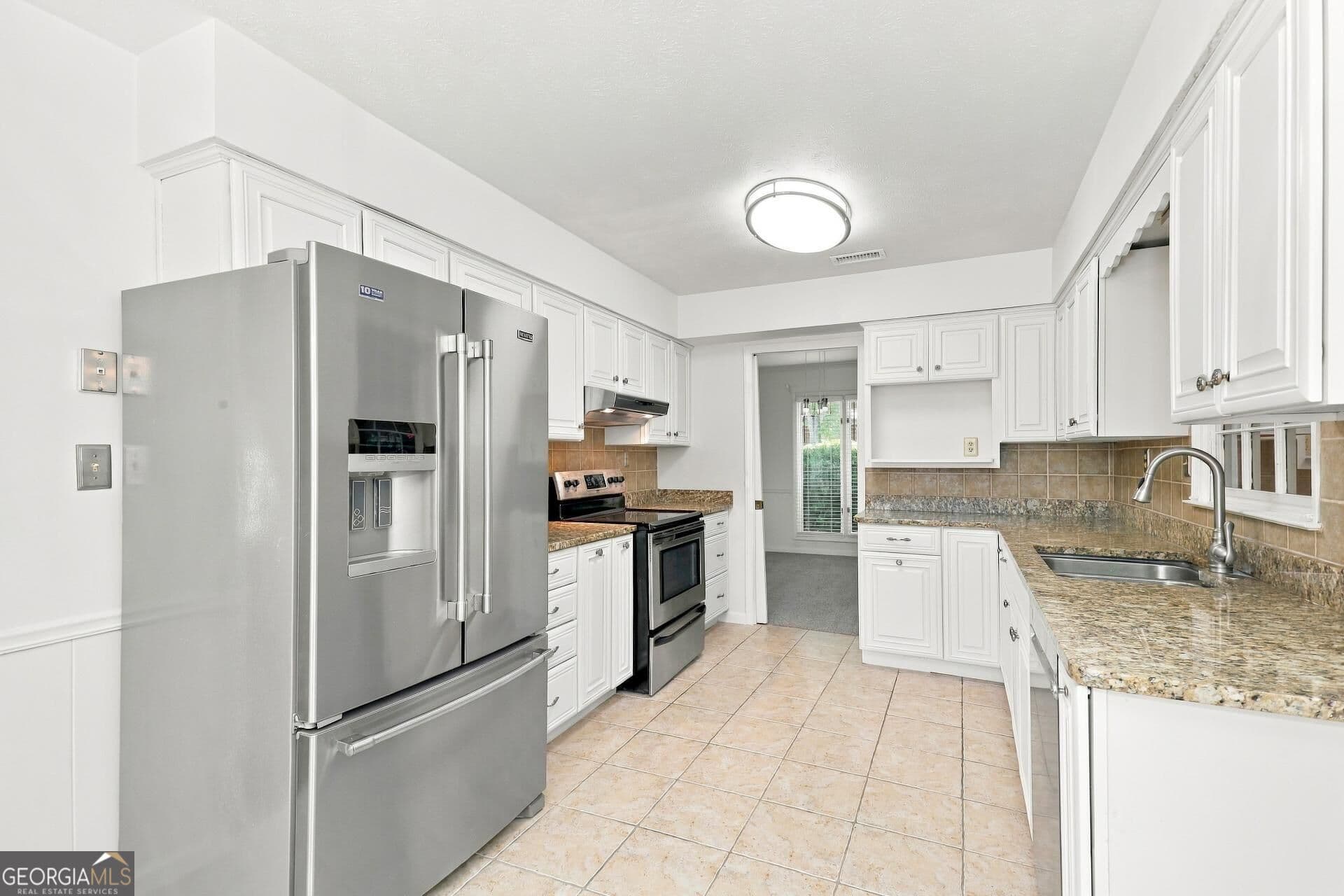 4 bedroom, 2.5 bathroom, 2,515 sq ft single family residence for sale at 4303 Castlewood Parkway, Columbus, GA 31907 — photo 3