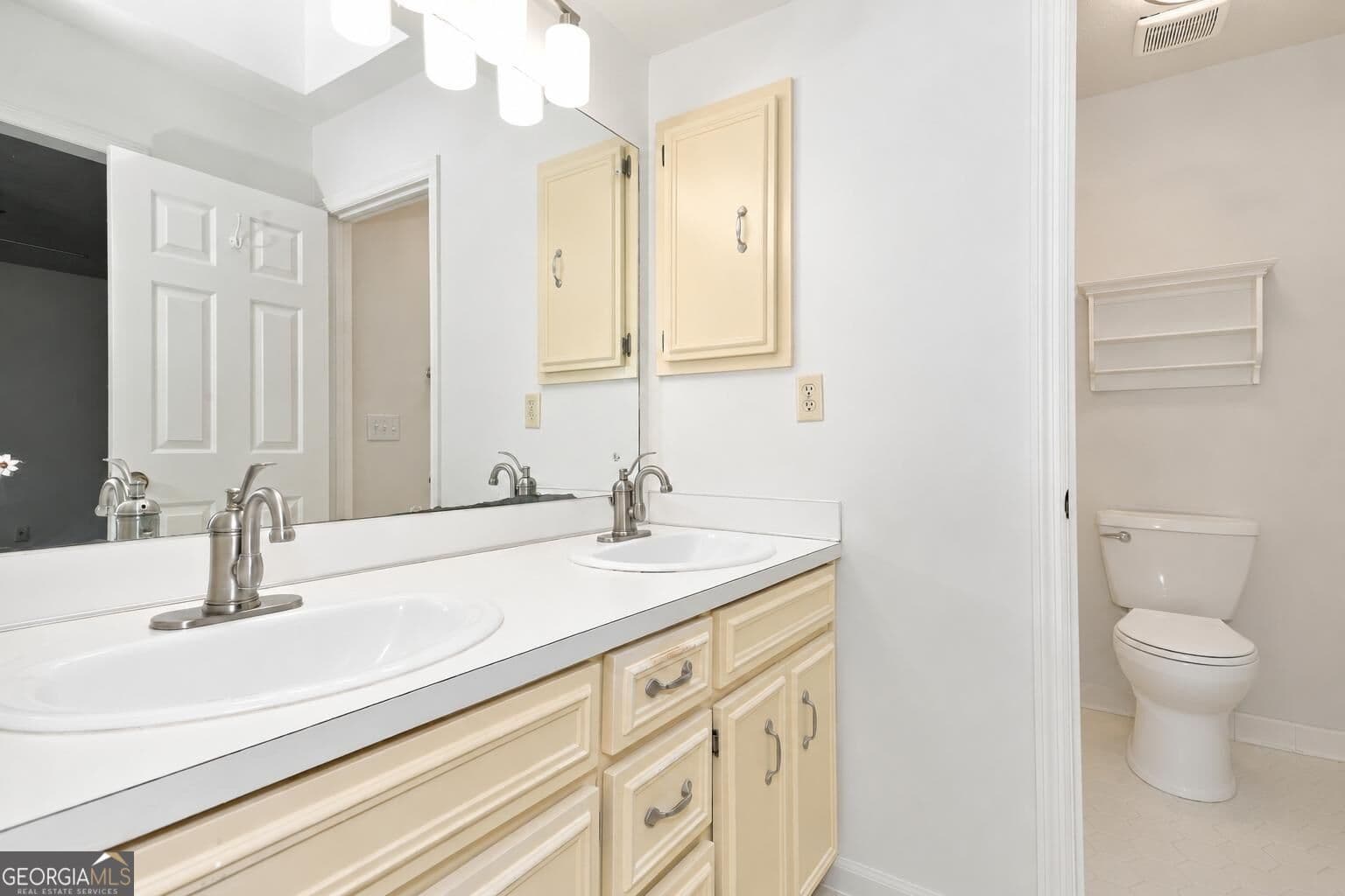 4 bedroom, 2.5 bathroom, 2,515 sq ft single family residence for sale at 4303 Castlewood Parkway, Columbus, GA 31907 — photo 9