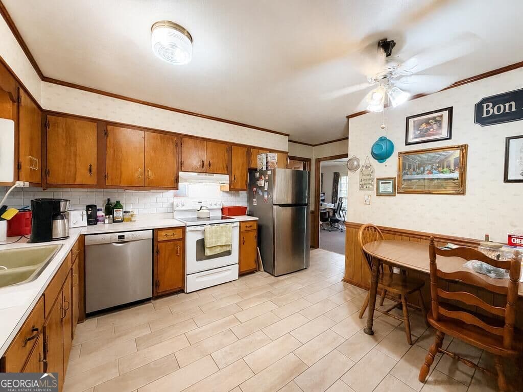 3 bedroom, 2 bathroom, 1,811 sq ft single family residence for sale at 4917 Holly Hill Road, Albany, GA 31721 — photo 2