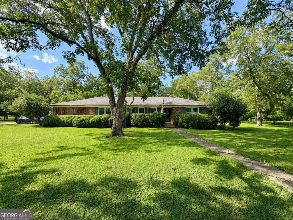 3 bedroom, 2 bathroom, 1,811 sq ft single family residence for sale at 4917 Holly Hill Road, Albany, GA 31721