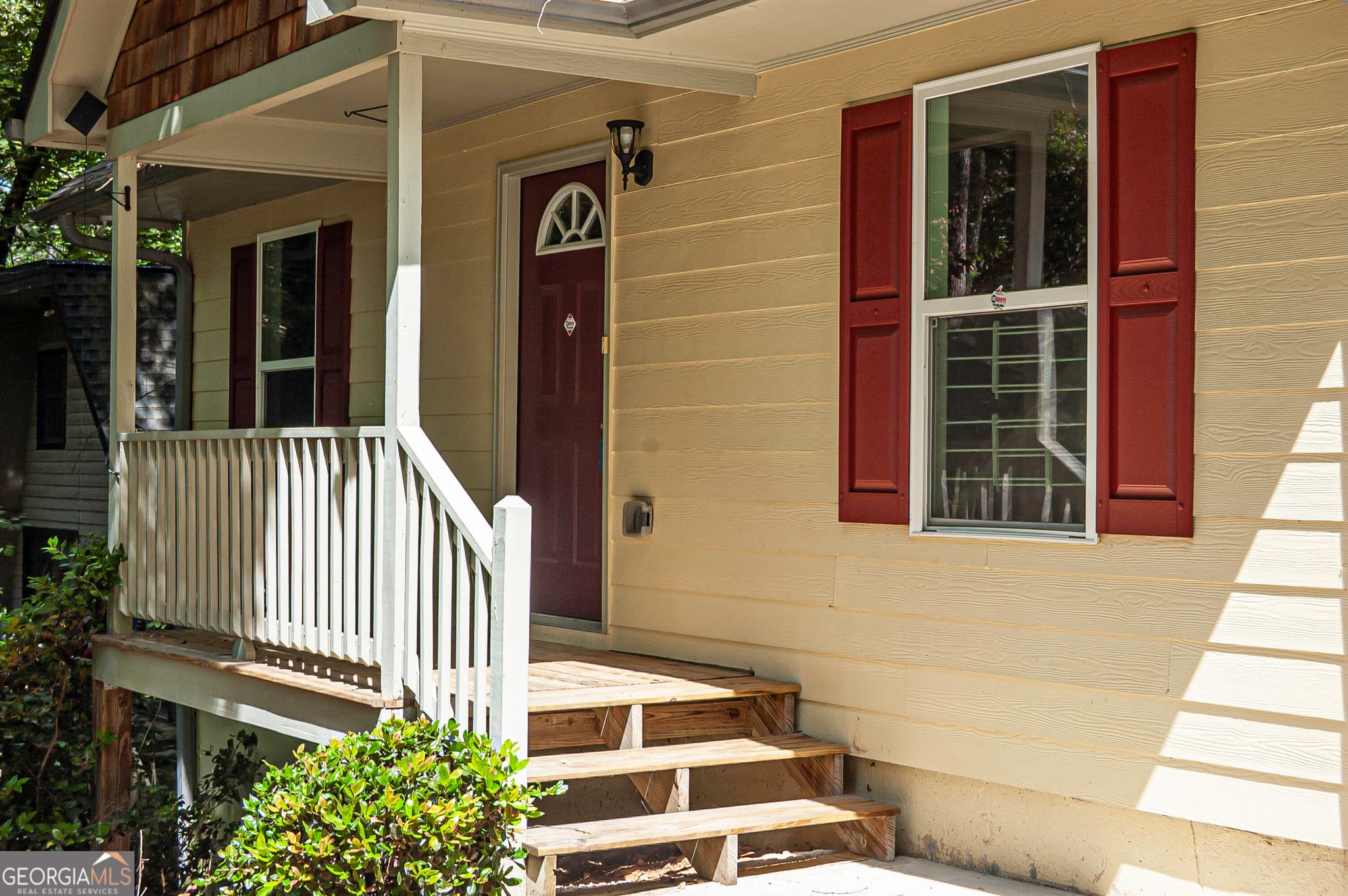 3 bedroom, 2 bathroom, 1,287 sq ft single family residence for sale at 8454 Hightower Trail, Snellville, GA 30039 — photo 2