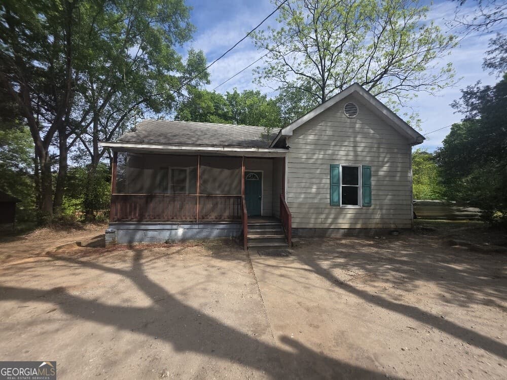 4 bedroom, 1 bathroom, 1,252 sq ft single family residence for sale at 3127 Hendrix Circle, Covington, GA 30014