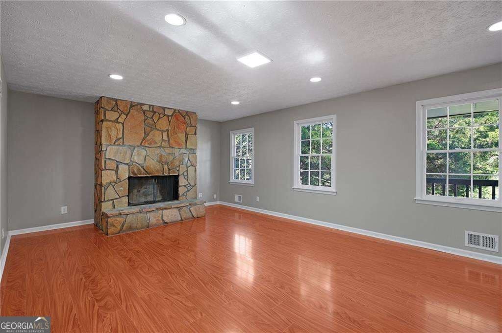 5 bedroom, 2 bathroom, 1,512 sq ft single family residence for sale at 303 Old Farm Road, Woodstock, GA 30188 — photo 7