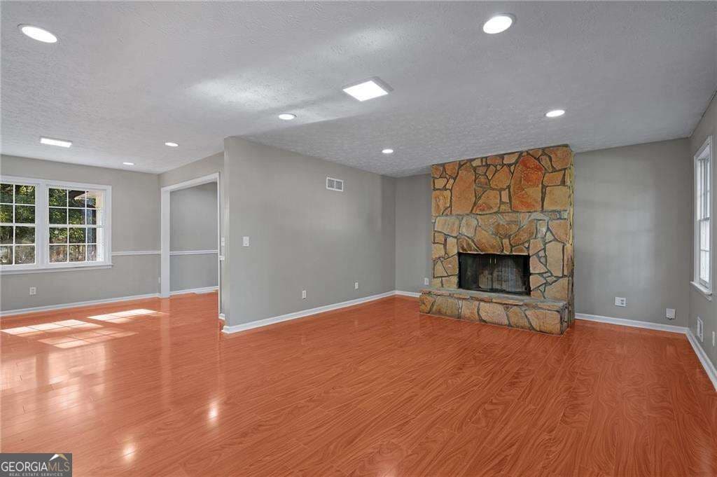 5 bedroom, 2 bathroom, 1,512 sq ft single family residence for sale at 303 Old Farm Road, Woodstock, GA 30188 — photo 5