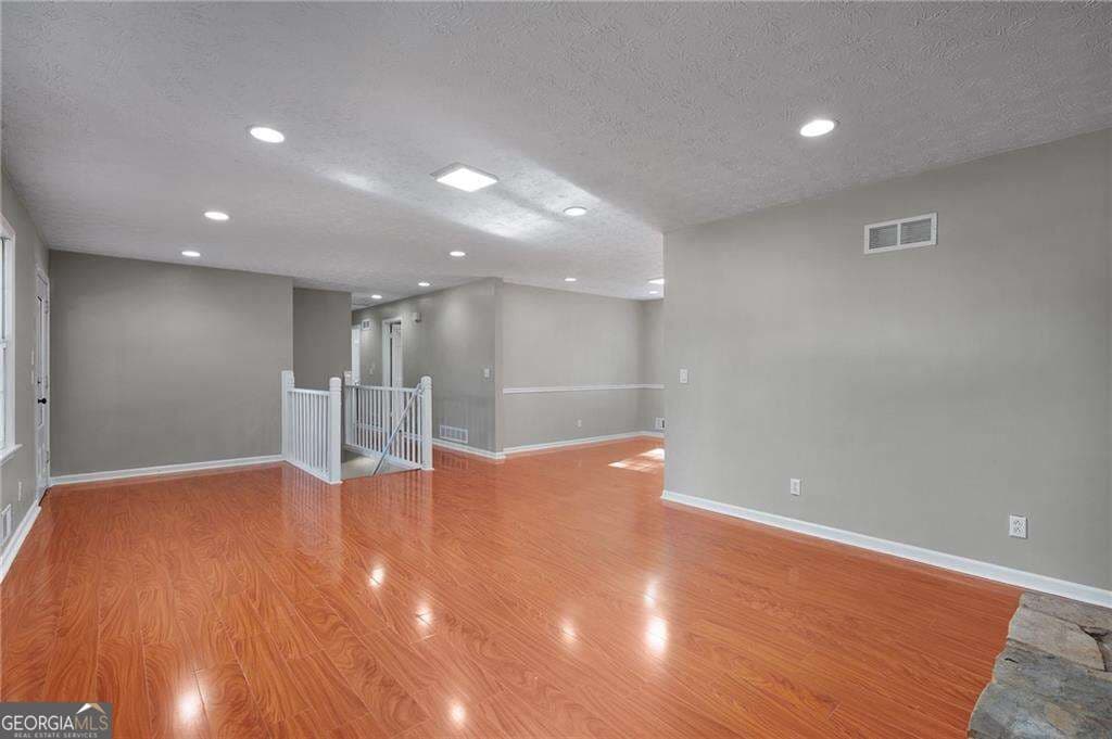 5 bedroom, 2 bathroom, 1,512 sq ft single family residence for sale at 303 Old Farm Road, Woodstock, GA 30188 — photo 9