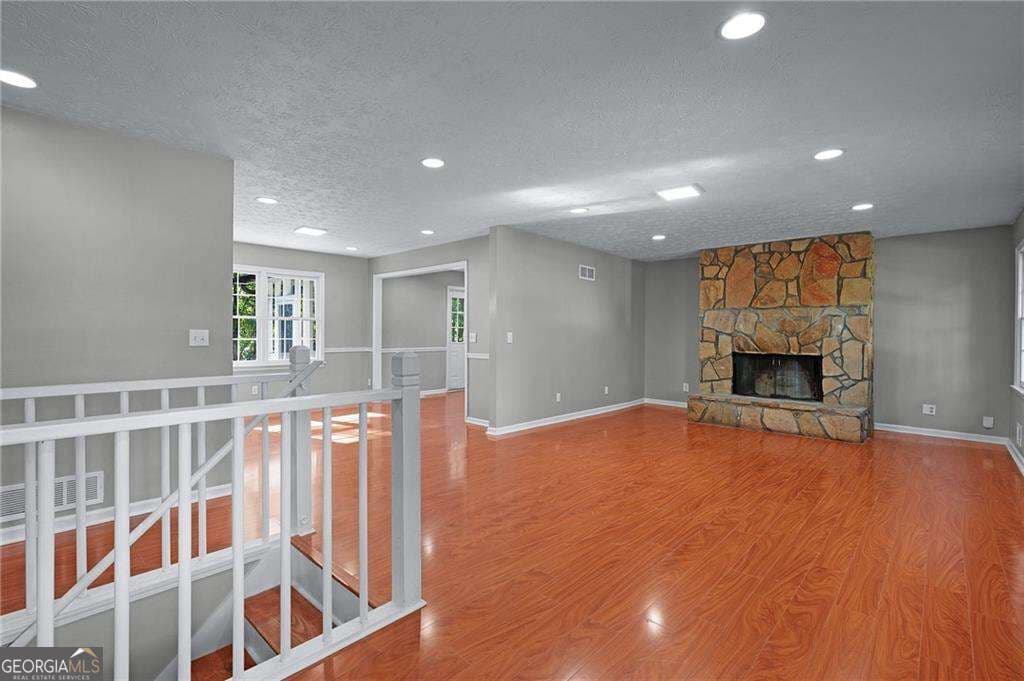 5 bedroom, 2 bathroom, 1,512 sq ft single family residence for sale at 303 Old Farm Road, Woodstock, GA 30188 — photo 4