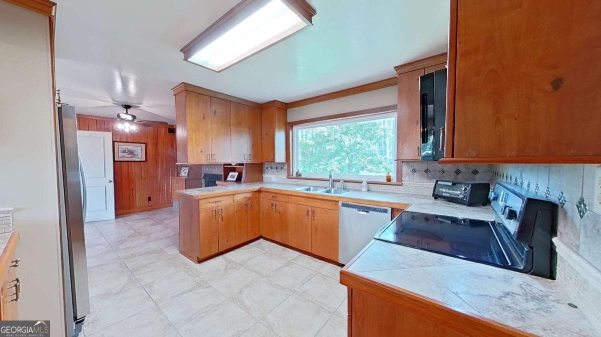 3 bedroom, 2 bathroom, 2,442 sq ft single family residence for sale at 300 Betty Street, Thomasville, GA 31792 — photo 7