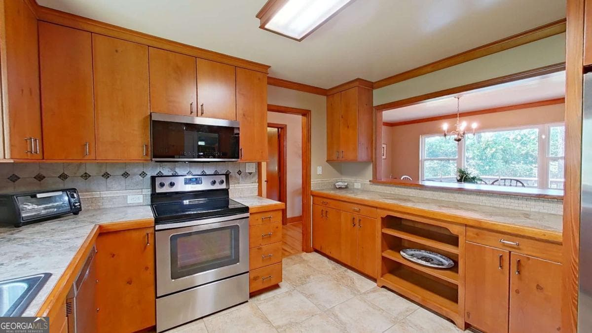 3 bedroom, 2 bathroom, 2,442 sq ft single family residence for sale at 300 Betty Street, Thomasville, GA 31792 — photo 5