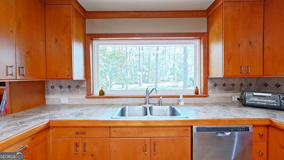 3 bedroom, 2 bathroom, 2,442 sq ft single family residence for sale at 300 Betty Street, Thomasville, GA 31792 — photo 9