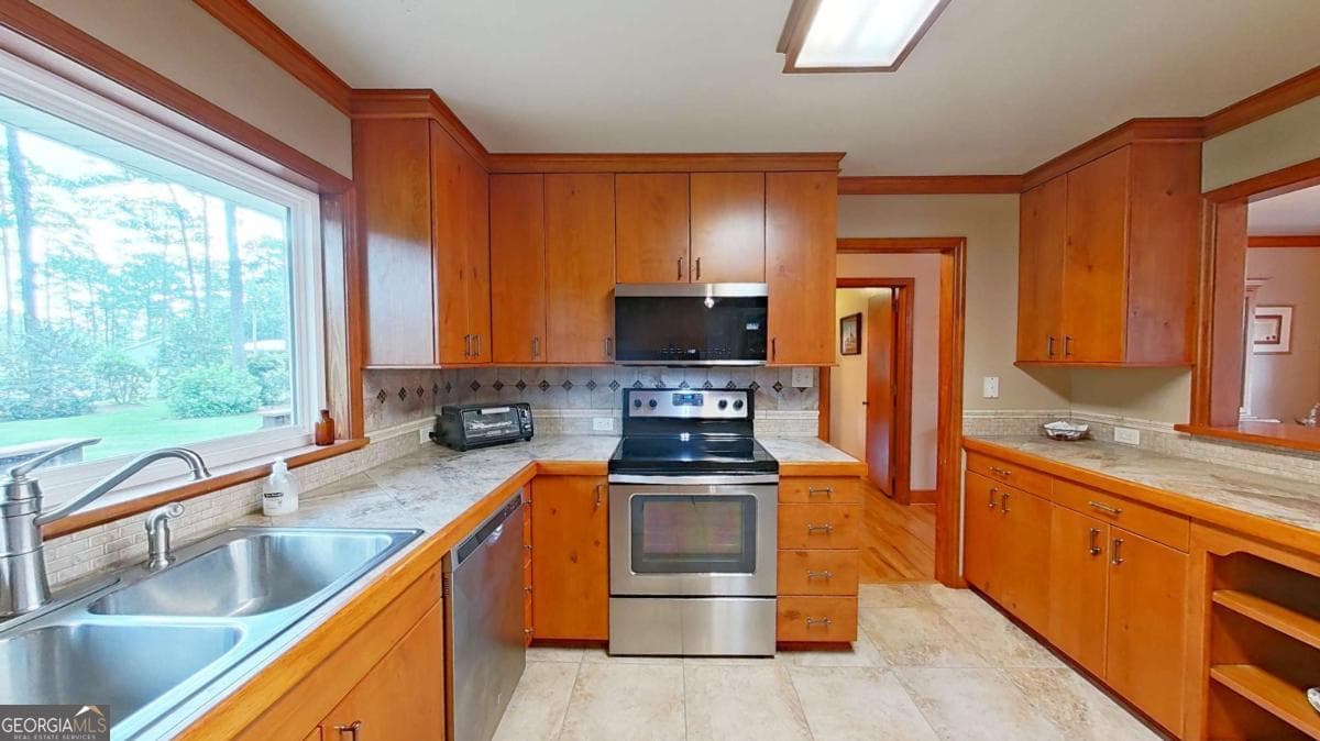 3 bedroom, 2 bathroom, 2,442 sq ft single family residence for sale at 300 Betty Street, Thomasville, GA 31792 — photo 8