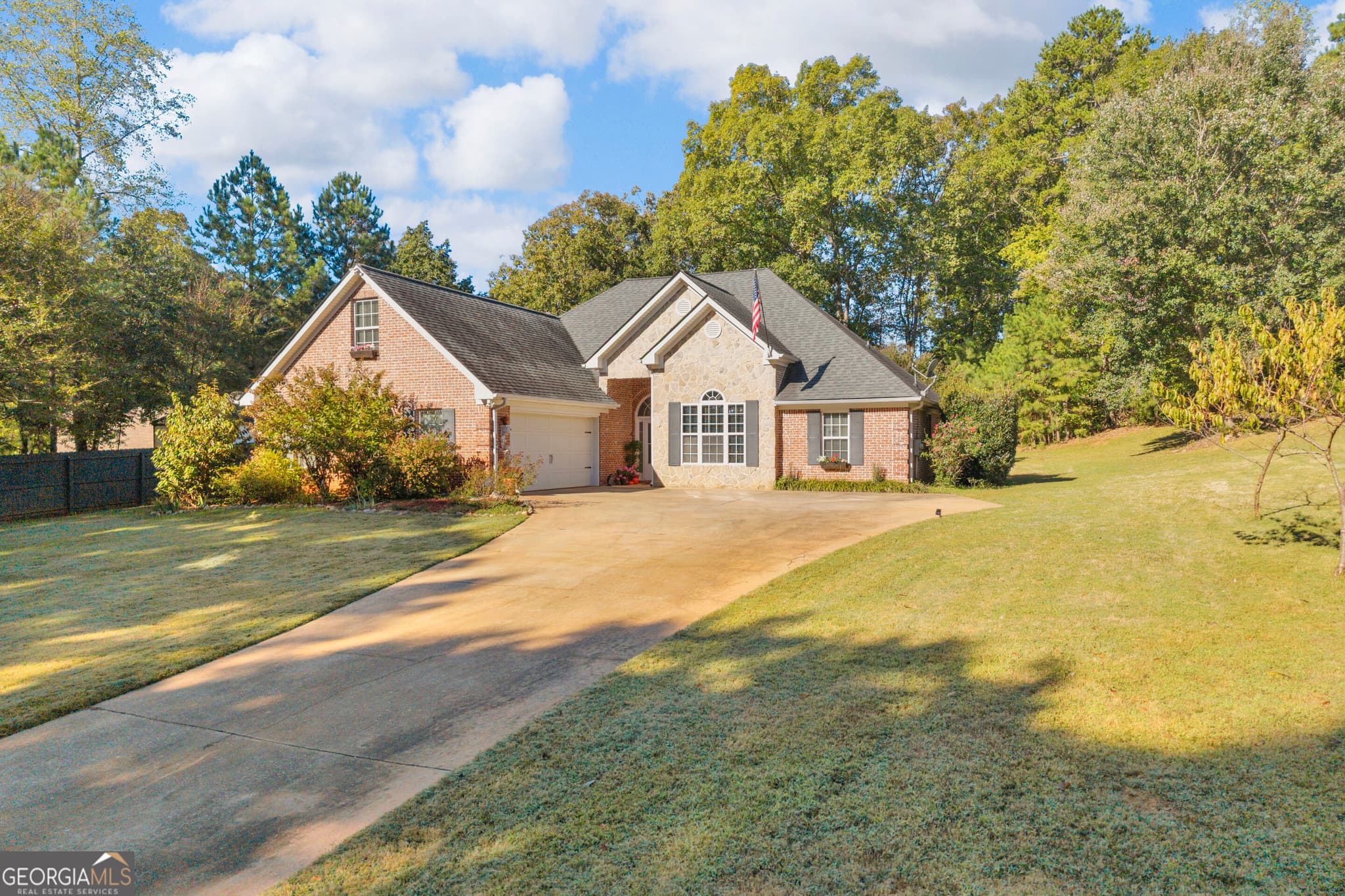 4 bedroom, 2.5 bathroom, 2,366 sq ft single family residence for sale at 102 Genessa Court, Mansfield, GA 30055 — photo 2