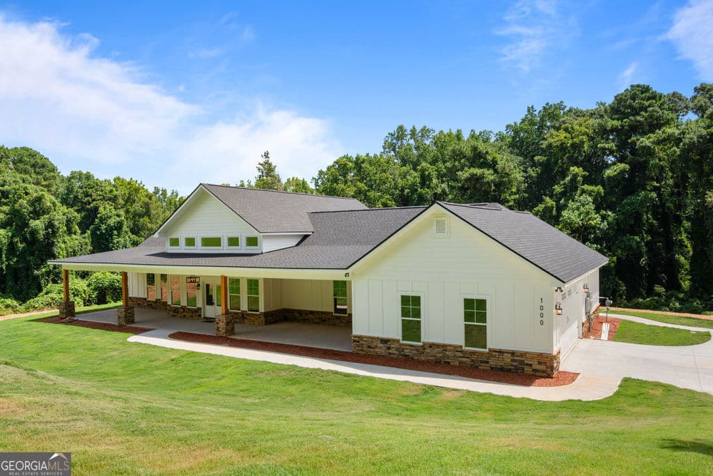4 bedroom, 3 bathroom, 3,100 sq ft single family residence under contract at 1000 Foxcroft Drive, Lagrange, GA 30240 — photo 2