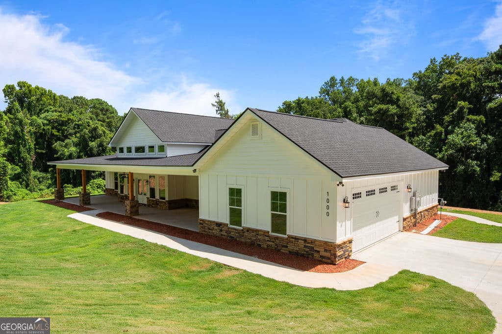 4 bedroom, 3 bathroom, 3,100 sq ft single family residence under contract at 1000 Foxcroft Drive, Lagrange, GA 30240 — photo 3