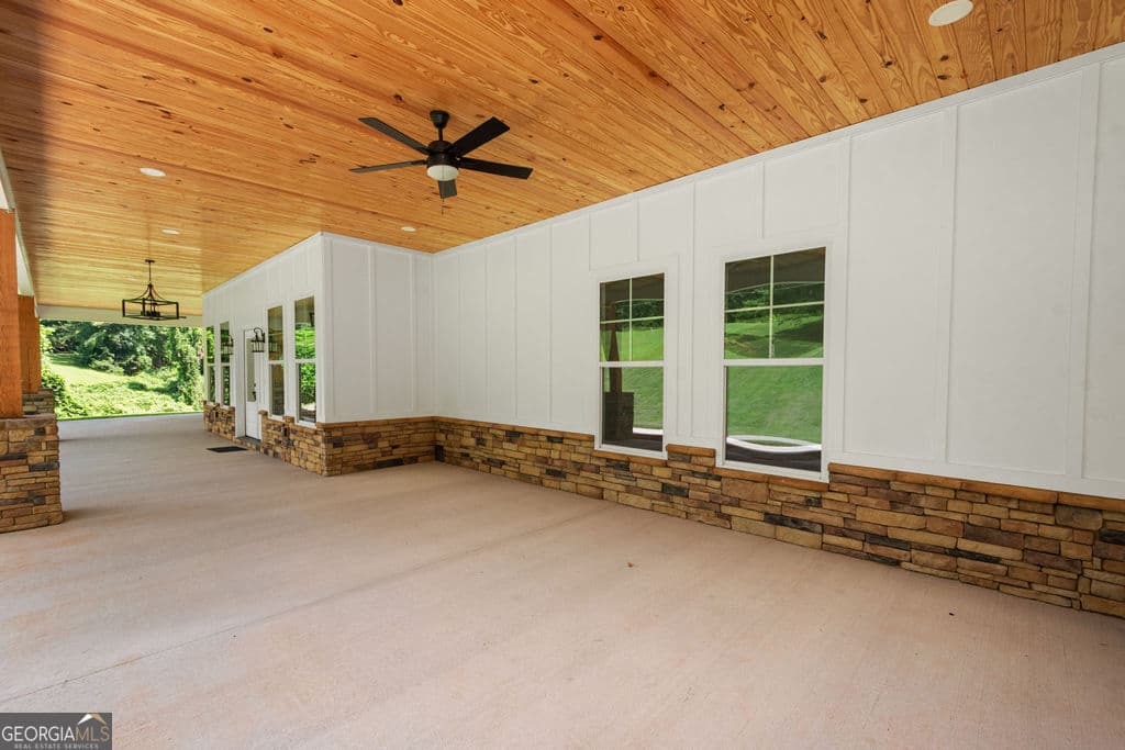4 bedroom, 3 bathroom, 3,100 sq ft single family residence under contract at 1000 Foxcroft Drive, Lagrange, GA 30240 — photo 5