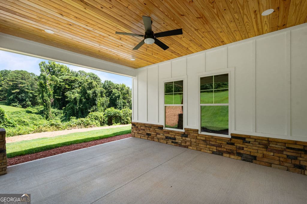 4 bedroom, 3 bathroom, 3,100 sq ft single family residence under contract at 1000 Foxcroft Drive, Lagrange, GA 30240 — photo 9