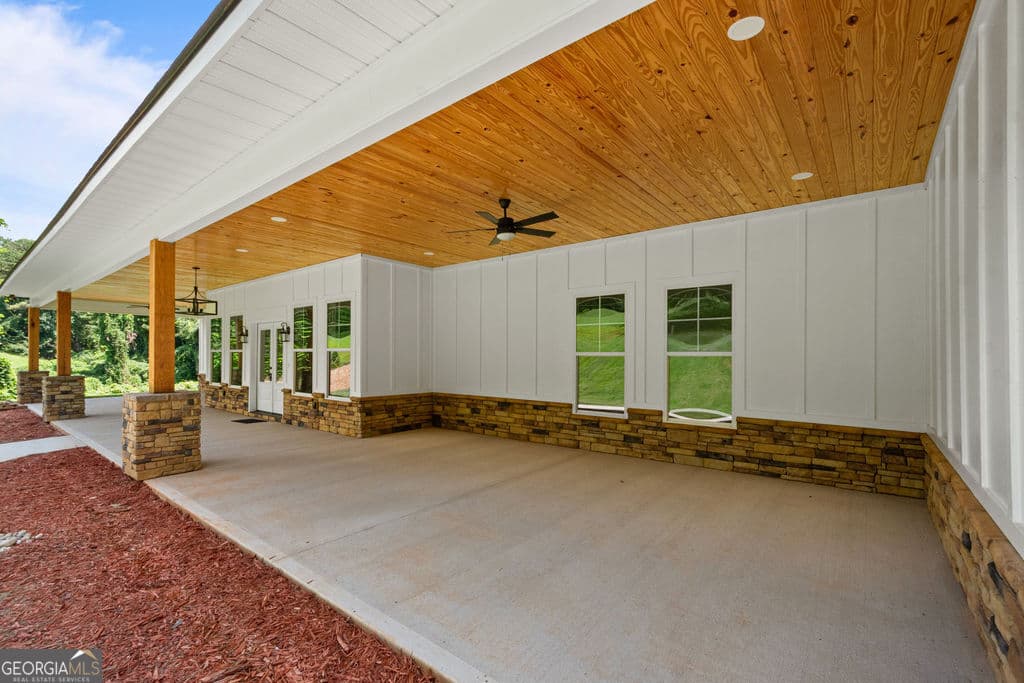 4 bedroom, 3 bathroom, 3,100 sq ft single family residence under contract at 1000 Foxcroft Drive, Lagrange, GA 30240 — photo 4