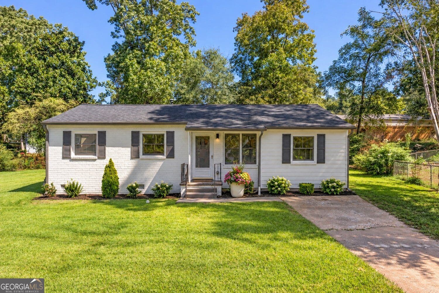 3 bedroom, 2 bathroom, 1,075 sq ft single family residence for sale at 2593 Walton Way, Marietta, GA 30060 — photo 2