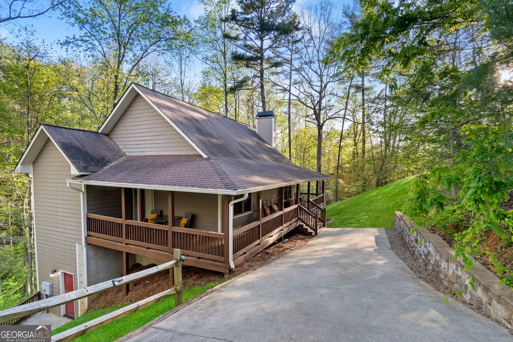 4 bedroom, 3 bathroom, 2,400 sq ft single family residence for sale at 116 Fussen Strasse, Helen, GA 30545 — photo 2