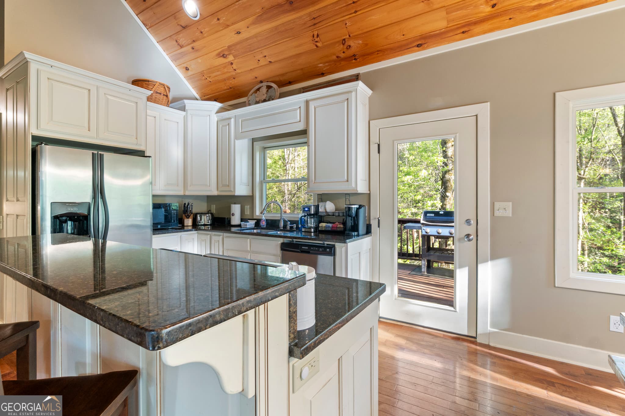 4 bedroom, 3 bathroom, 2,400 sq ft single family residence for sale at 116 Fussen Strasse, Helen, GA 30545 — photo 7