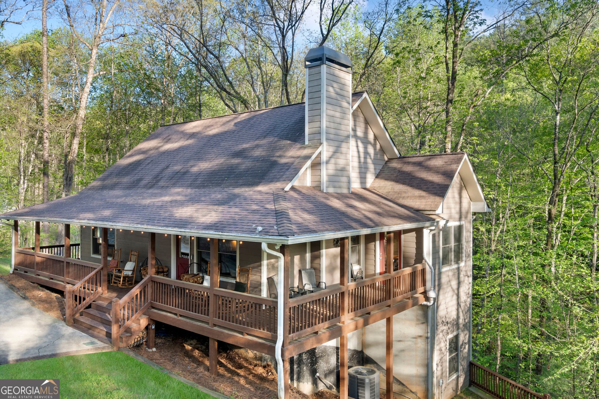 4 bedroom, 3 bathroom, 2,400 sq ft single family residence for sale at 116 Fussen Strasse, Helen, GA 30545 — photo 1 of 43