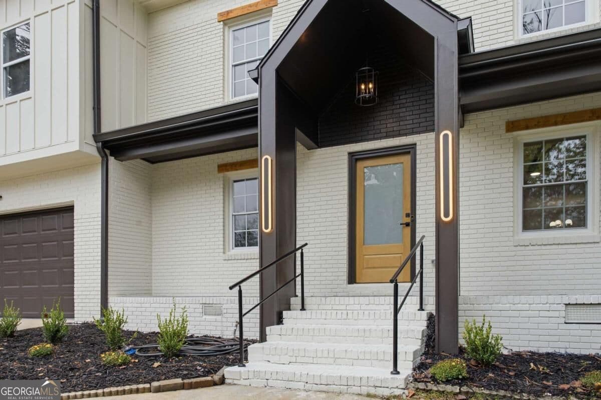 5 bedroom, 3.5 bathroom, 2,514 sq ft single family residence for sale at 3820 Lake Drive, Smyrna, GA 30082 — photo 2