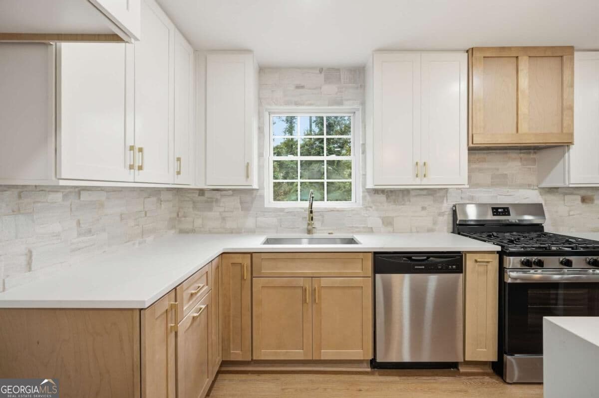5 bedroom, 3.5 bathroom, 2,514 sq ft single family residence for sale at 3820 Lake Drive, Smyrna, GA 30082 — photo 4