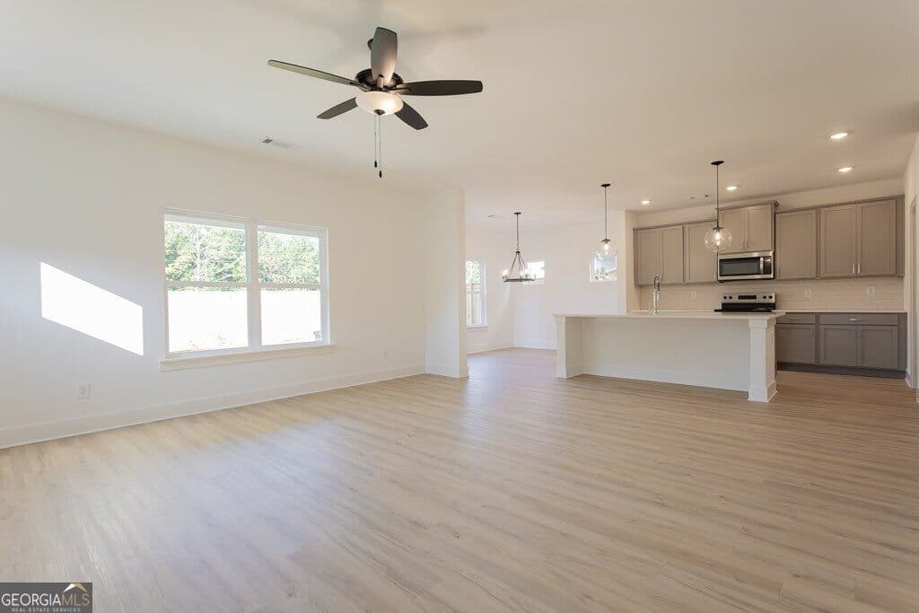 4 bedroom, 2.5 bathroom, 2,295 sq ft single family residence for sale at 3041 Sea Aster Way, Buford, GA 30519 — photo 6