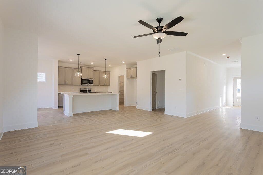 4 bedroom, 2.5 bathroom, 2,295 sq ft single family residence for sale at 3041 Sea Aster Way, Buford, GA 30519 — photo 5