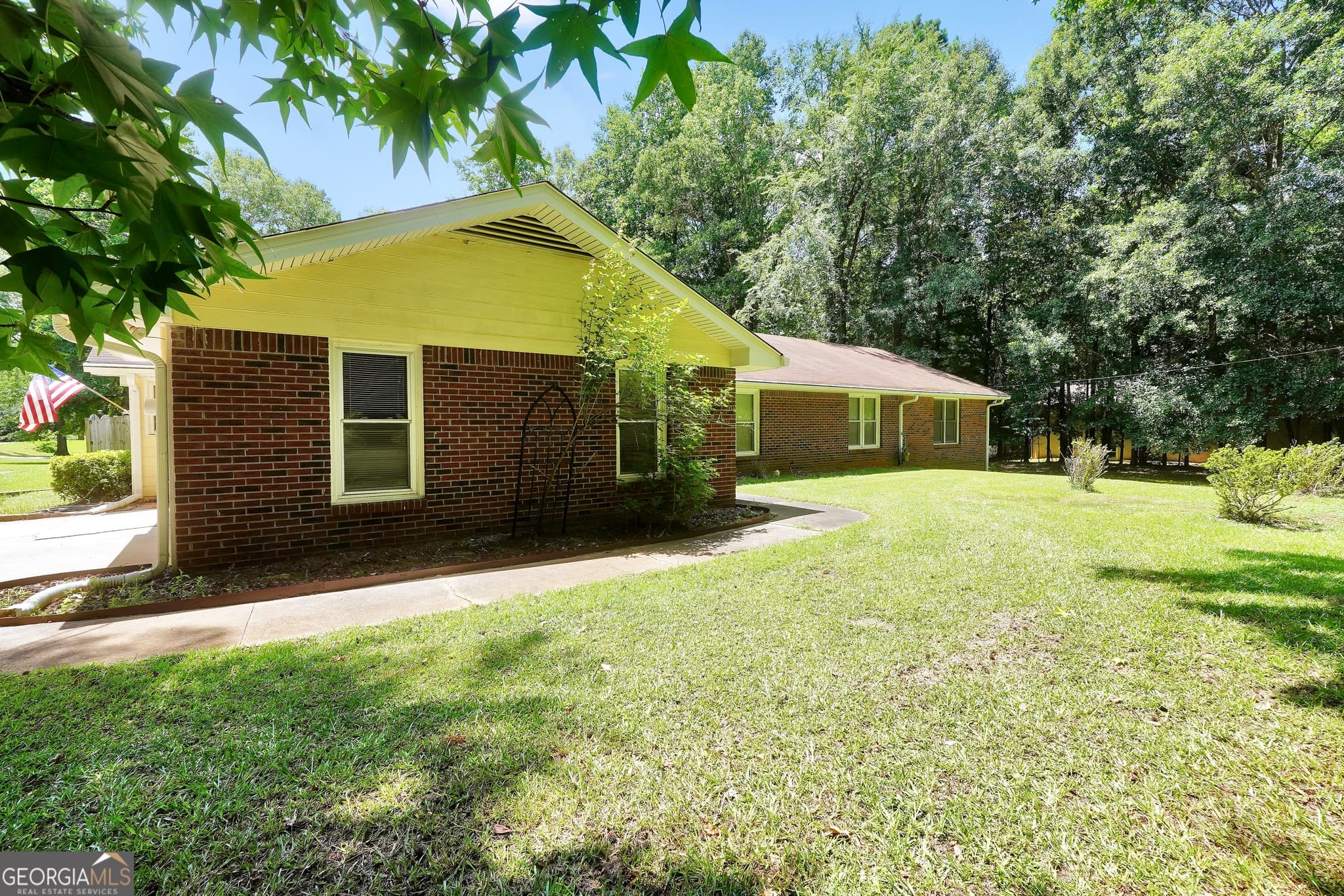 3 bedroom, 2 bathroom, 2,546 sq ft single family residence for sale at 145 Stoneridge Way, Fayetteville, GA 30215 — photo 2
