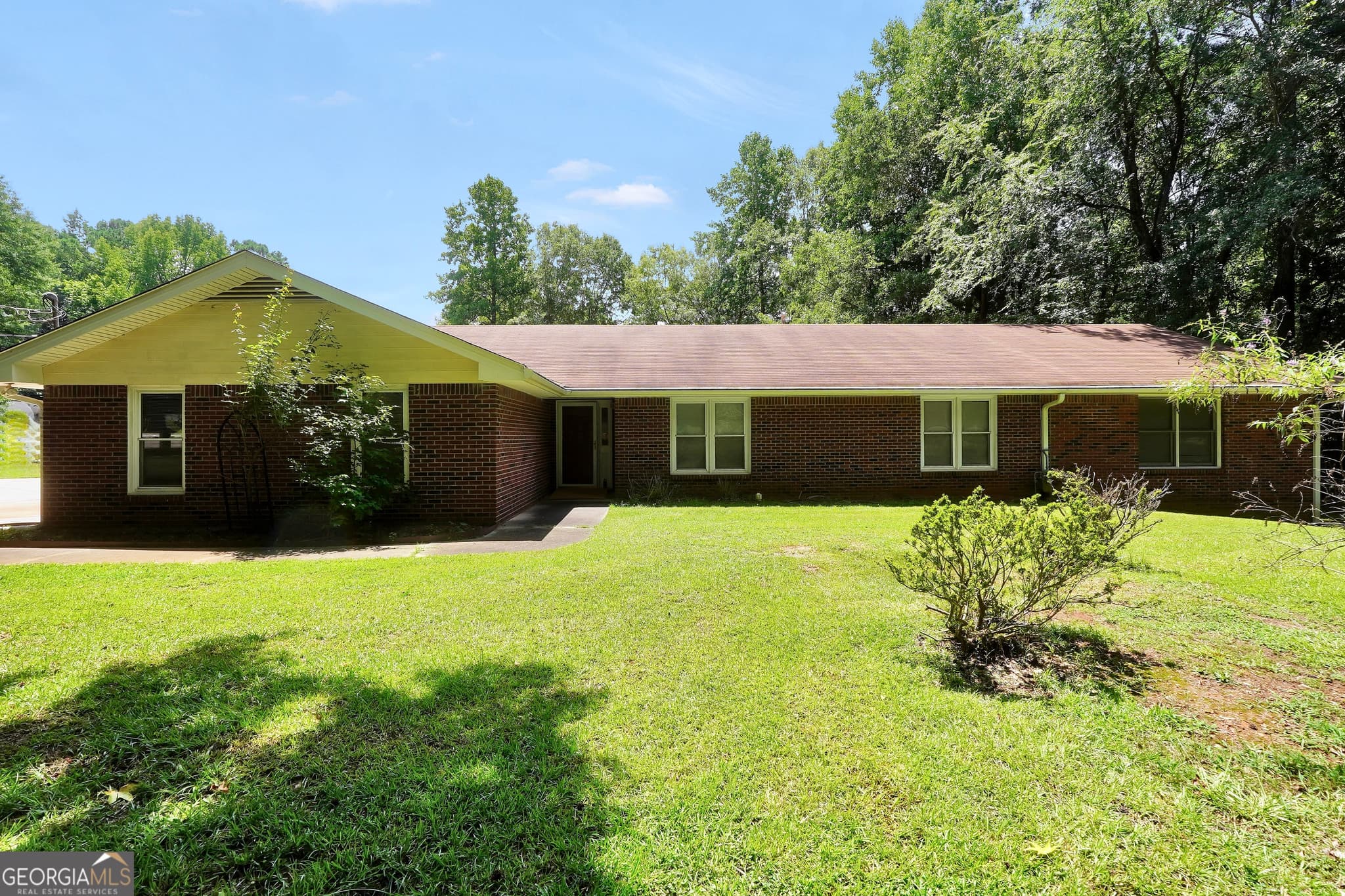 3 bedroom, 2 bathroom, 2,546 sq ft single family residence for sale at 145 Stoneridge Way, Fayetteville, GA 30215 — photo 1 of 44