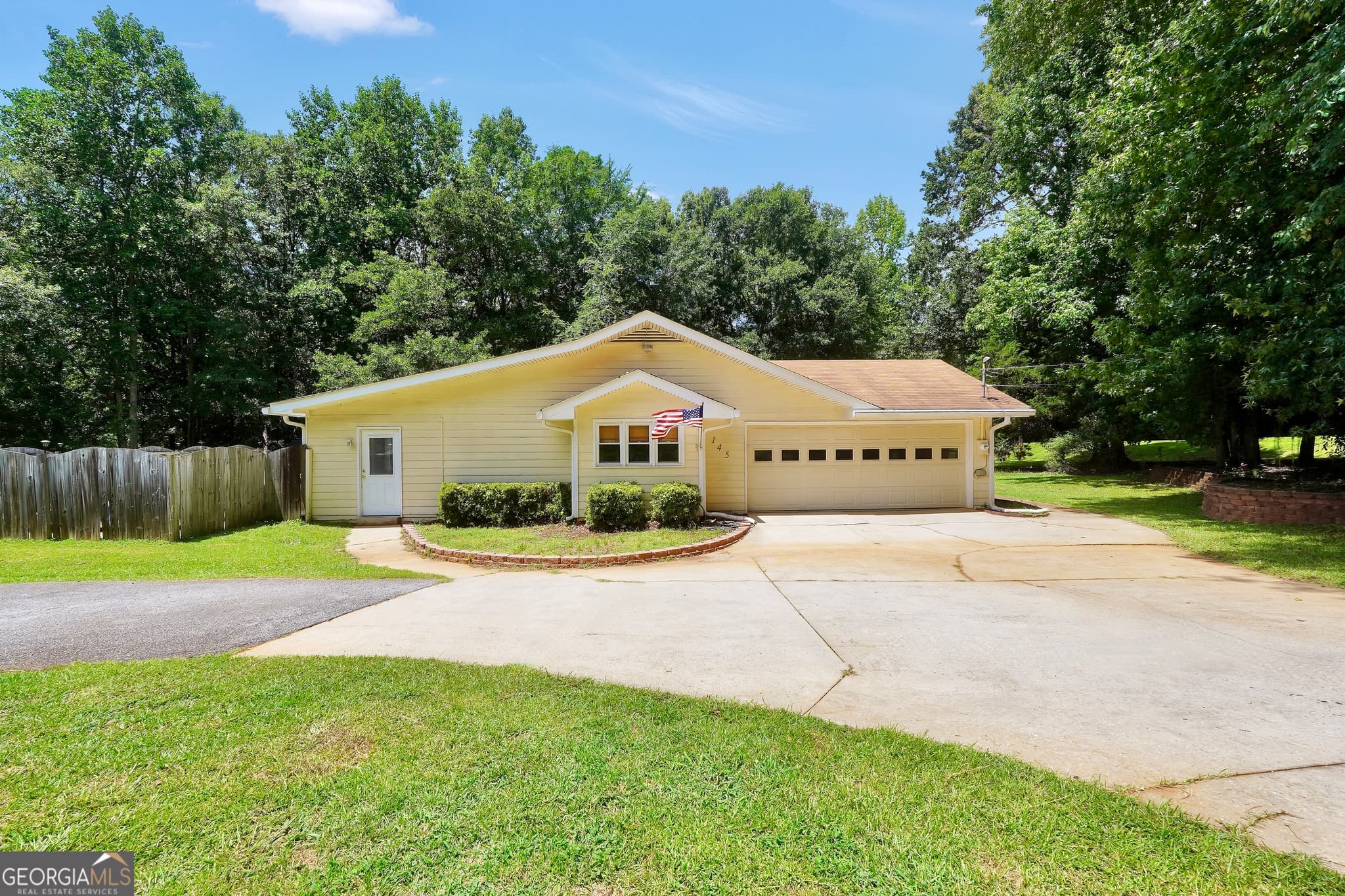 3 bedroom, 2 bathroom, 2,546 sq ft single family residence for sale at 145 Stoneridge Way, Fayetteville, GA 30215 — photo 5