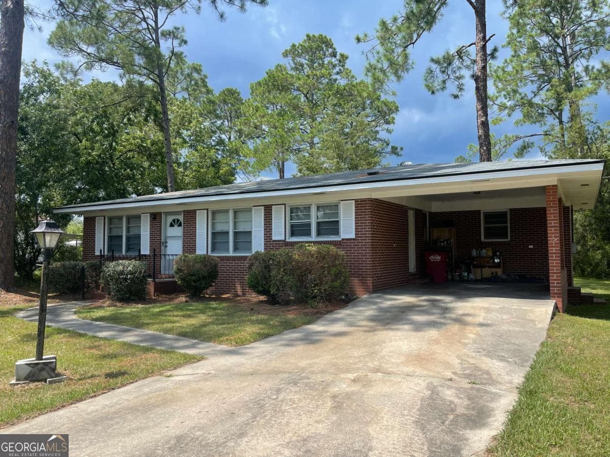 2 bedroom, 2 bathroom, 1,109 sq ft single family residence for sale at 27 E Bruce Street, Mcrae-Helena, GA 31055