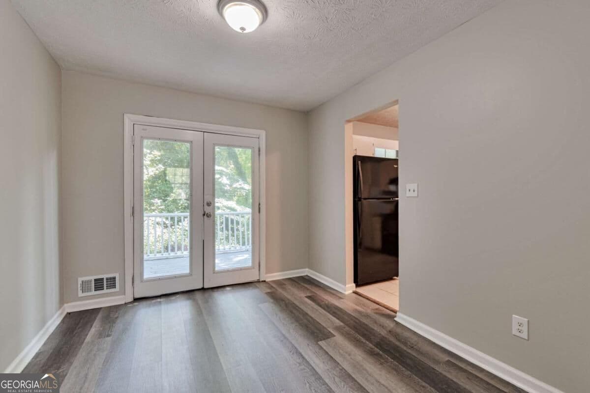 6 bedroom, 3 bathroom, 2,734 sq ft single family residence for sale at 5322 Scarbrough Round, Stone Mountain, GA 30088 — photo 6