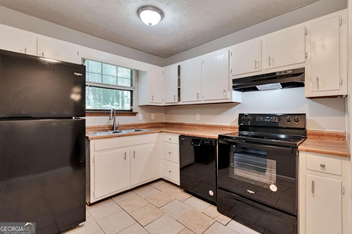 6 bedroom, 3 bathroom, 2,734 sq ft single family residence for sale at 5322 Scarbrough Round, Stone Mountain, GA 30088 — photo 8
