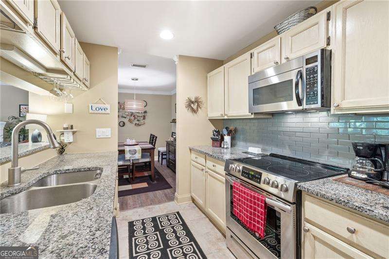2 bedroom, 2 bathroom, 1,300 sq ft condominium sold at 123 Warm Springs Circle, Roswell, GA 30075
