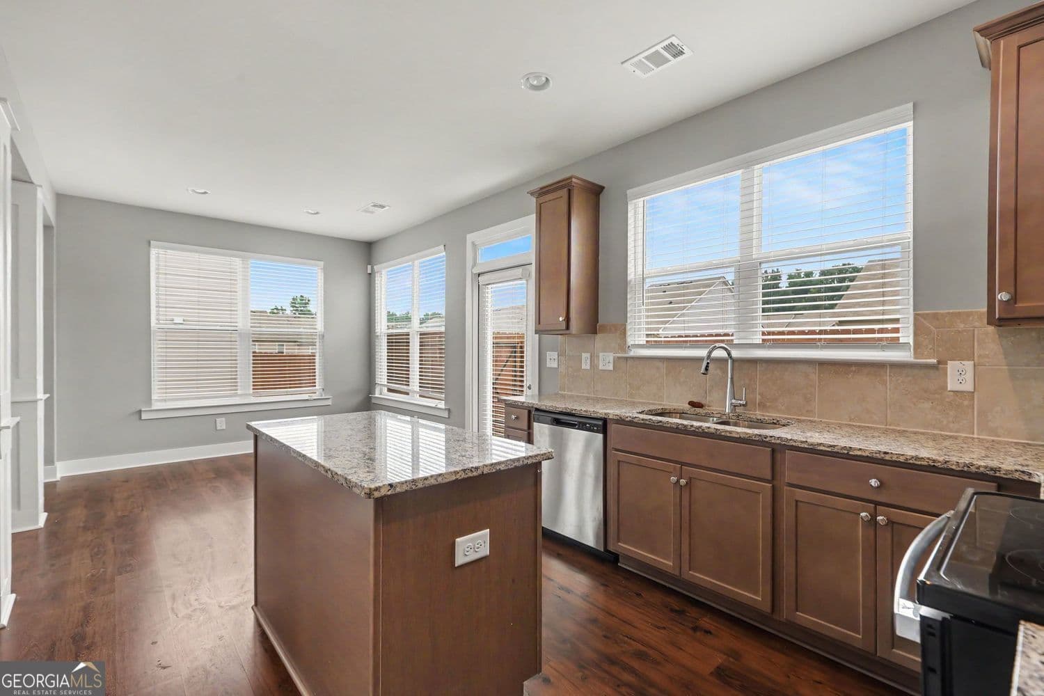 3 bedroom, 2.5 bathroom, 2,024 sq ft townhouse for sale at 7666 Squire Court, Fairburn, GA 30213 — photo 9