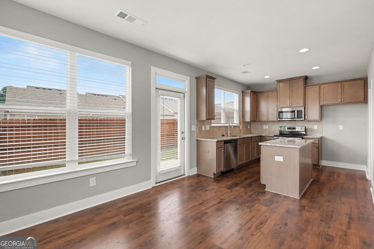 3 bedroom, 2.5 bathroom, 2,024 sq ft townhouse for sale at 7666 Squire Court, Fairburn, GA 30213 — photo 10