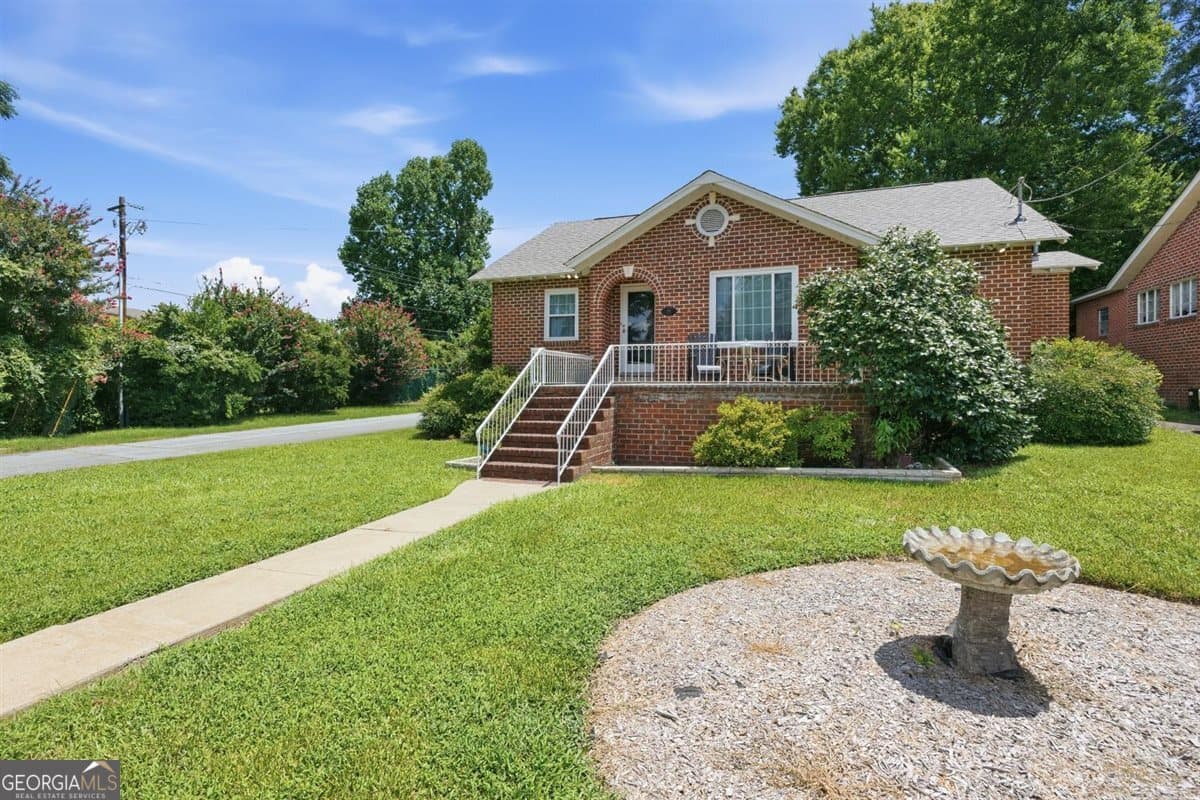 2 bedroom, 1 bathroom, 1,399 sq ft single family residence for sale at 191 Holmes Avenue, Macon, GA 31204 — photo 2