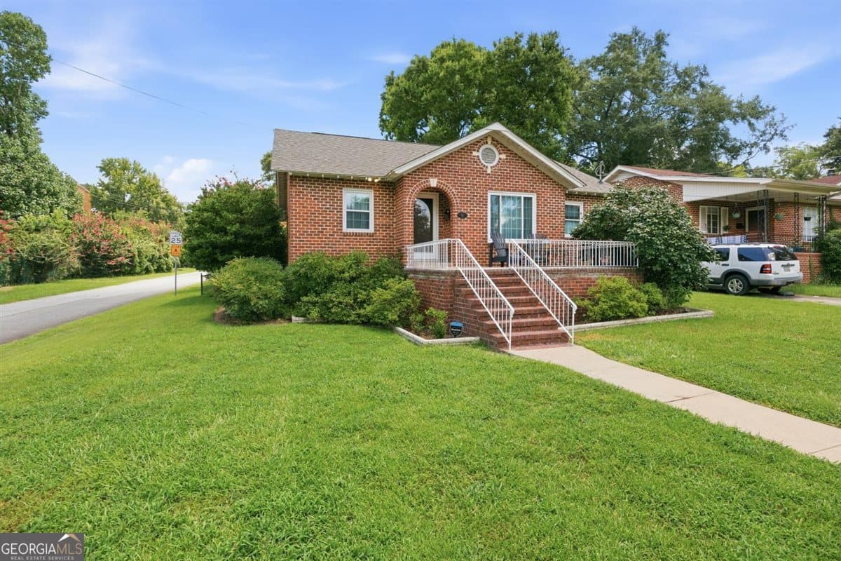 2 bedroom, 1 bathroom, 1,399 sq ft single family residence for sale at 191 Holmes Avenue, Macon, GA 31204 — photo 3