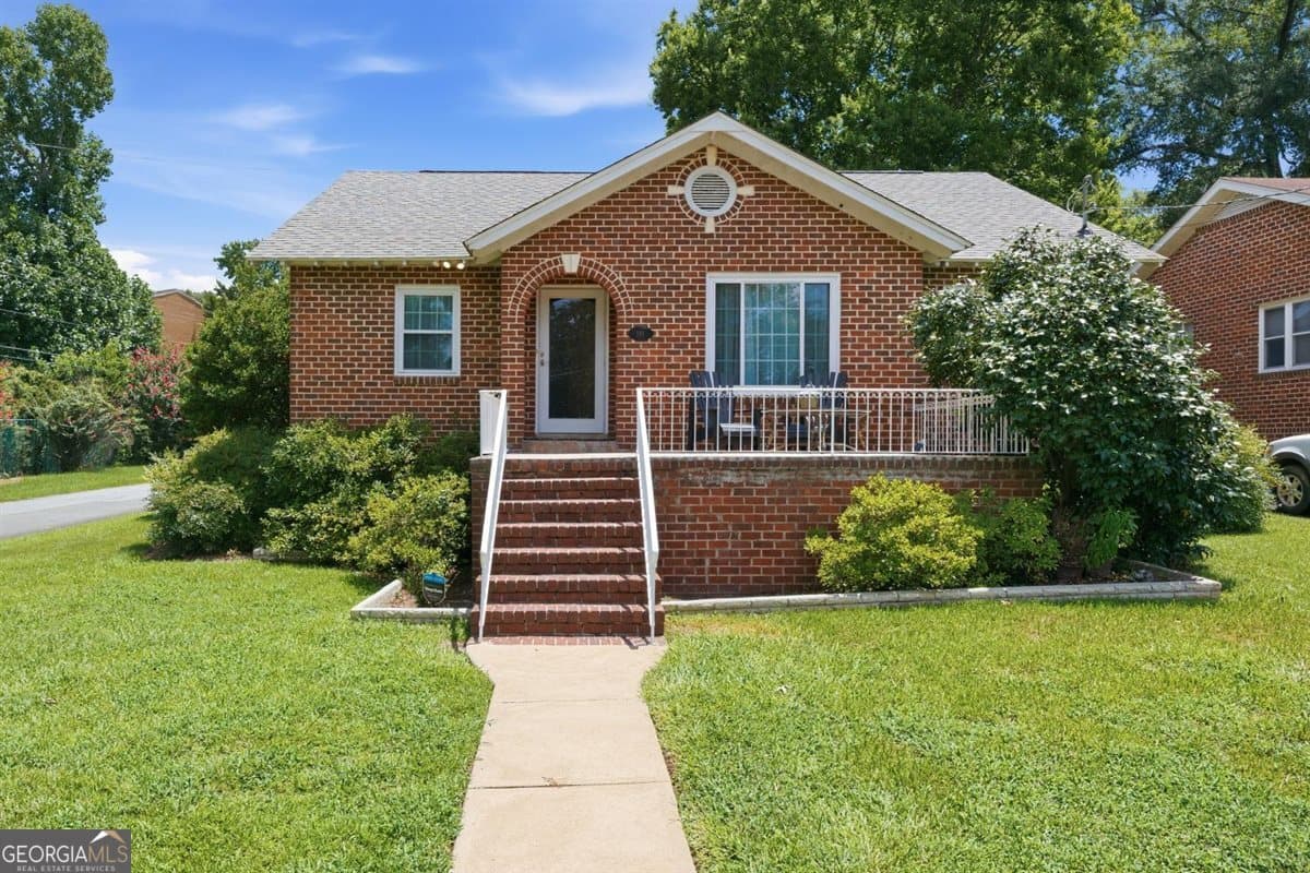 2 bedroom, 1 bathroom, 1,399 sq ft single family residence for sale at 191 Holmes Avenue, Macon, GA 31204