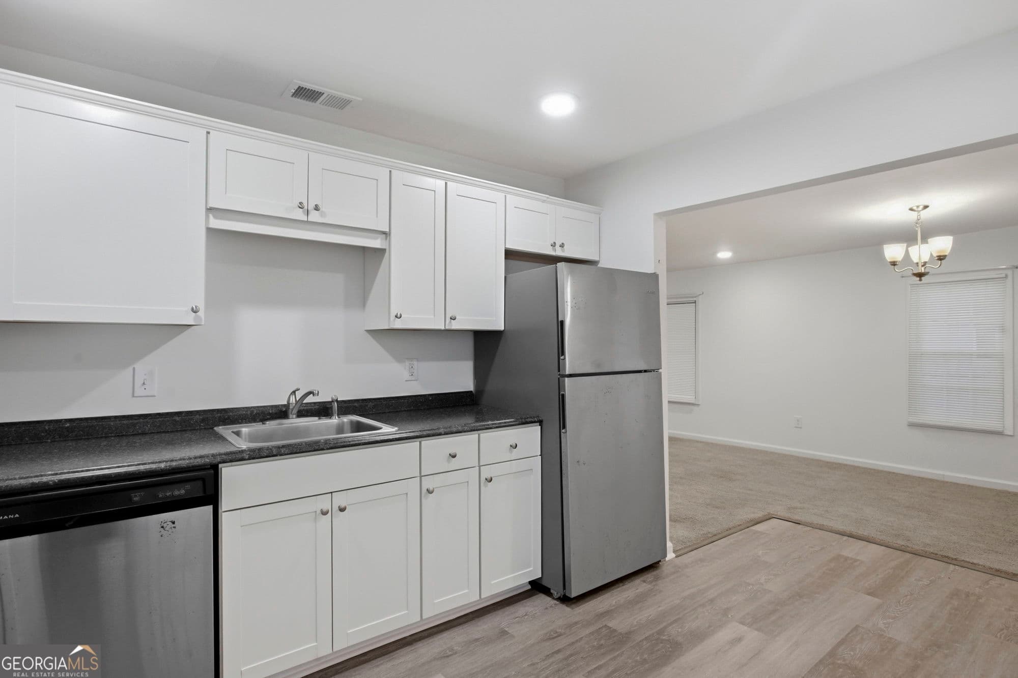 3 bedroom, 2 bathroom, 864 sq ft single family residence for sale at 716 W 48th Street, Savannah, GA 31405 — photo 6