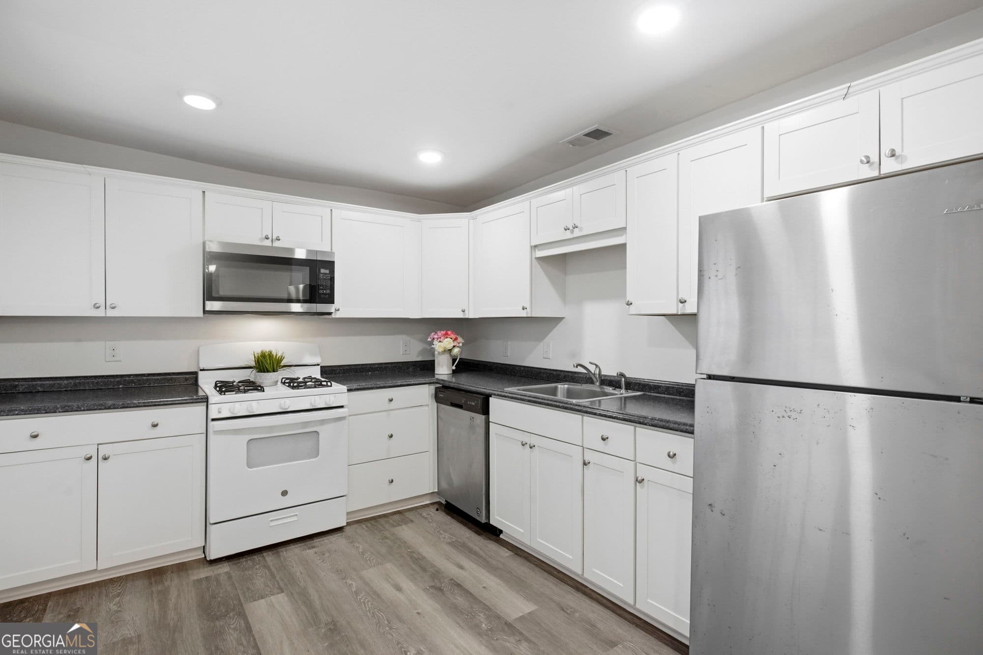 3 bedroom, 2 bathroom, 864 sq ft single family residence for sale at 716 W 48th Street, Savannah, GA 31405 — photo 7