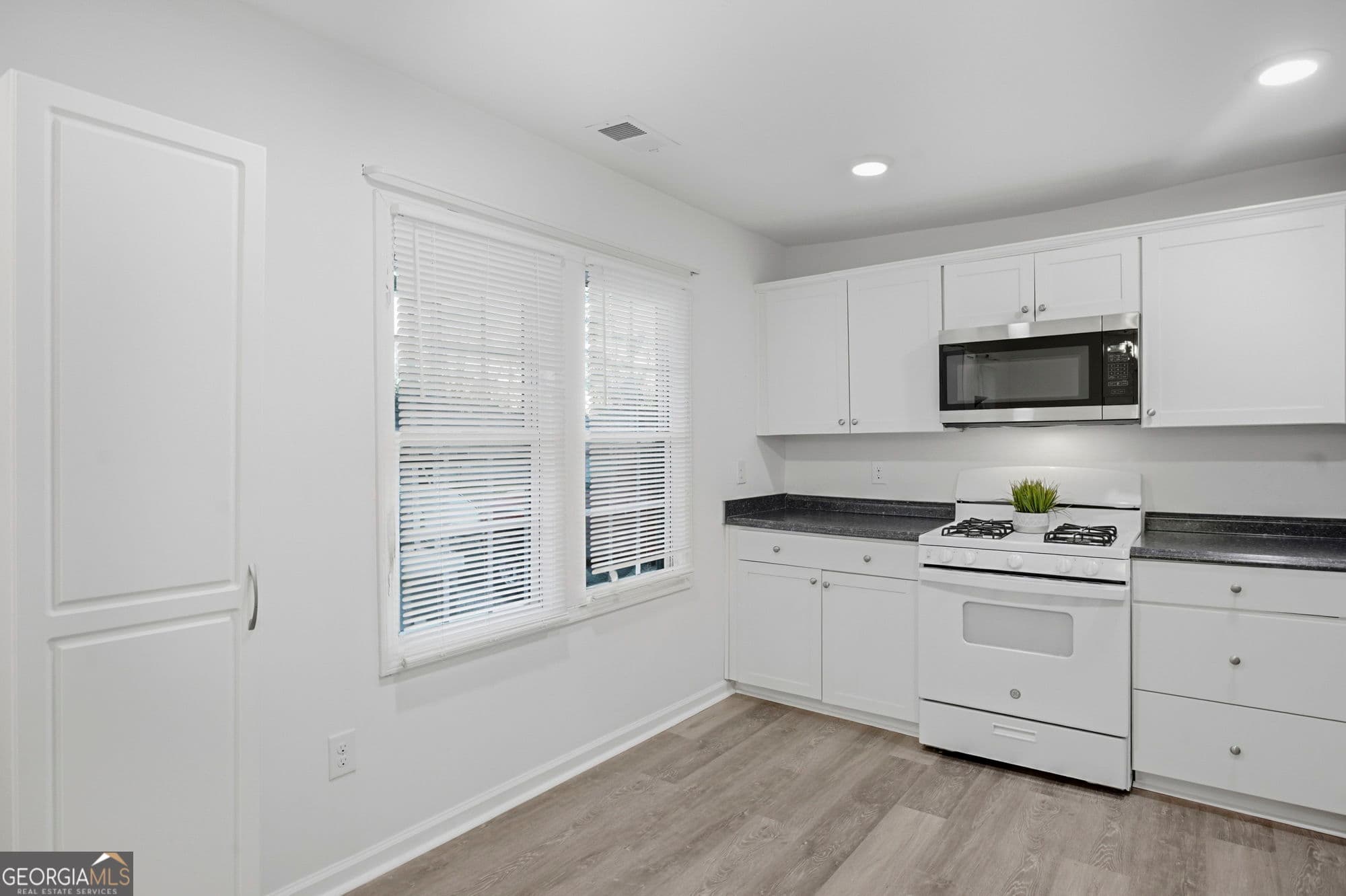3 bedroom, 2 bathroom, 864 sq ft single family residence for sale at 716 W 48th Street, Savannah, GA 31405 — photo 5
