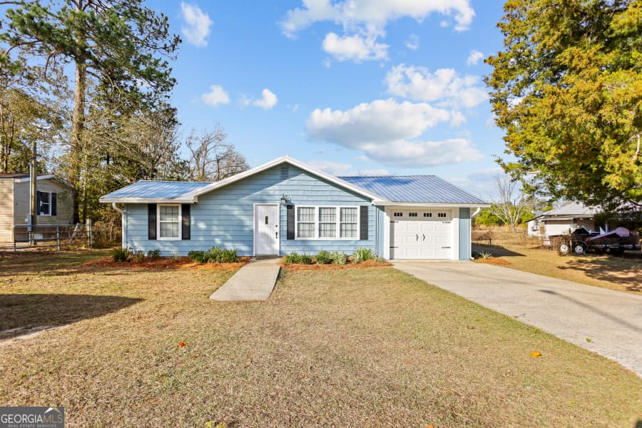 3 bedroom, 2 bathroom, 1,420 sq ft single family residence sold at 512 Tillman Street, Odum, GA 31555