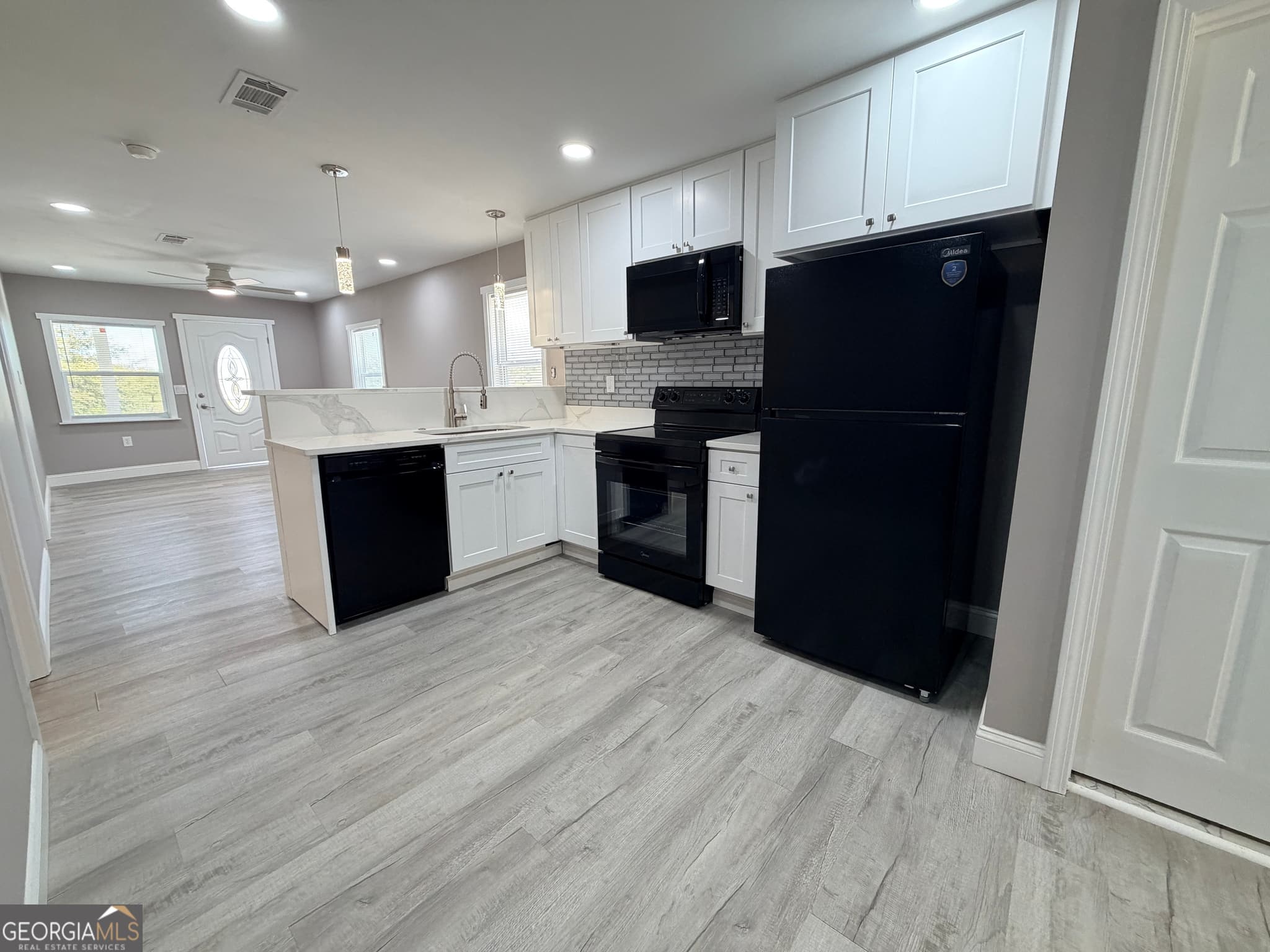 3 bedroom, 2 bathroom, 836 sq ft single family residence for sale at 412 Holloway Avenue, Albany, GA 31701 — photo 2