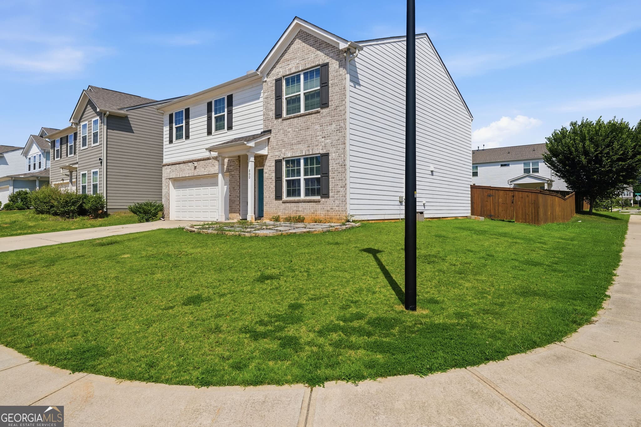 4 bedroom, 2.5 bathroom single family residence for rent at 800 Royal Red Court, Mcdonough, GA 30253 for $2,850 a month — photo 2