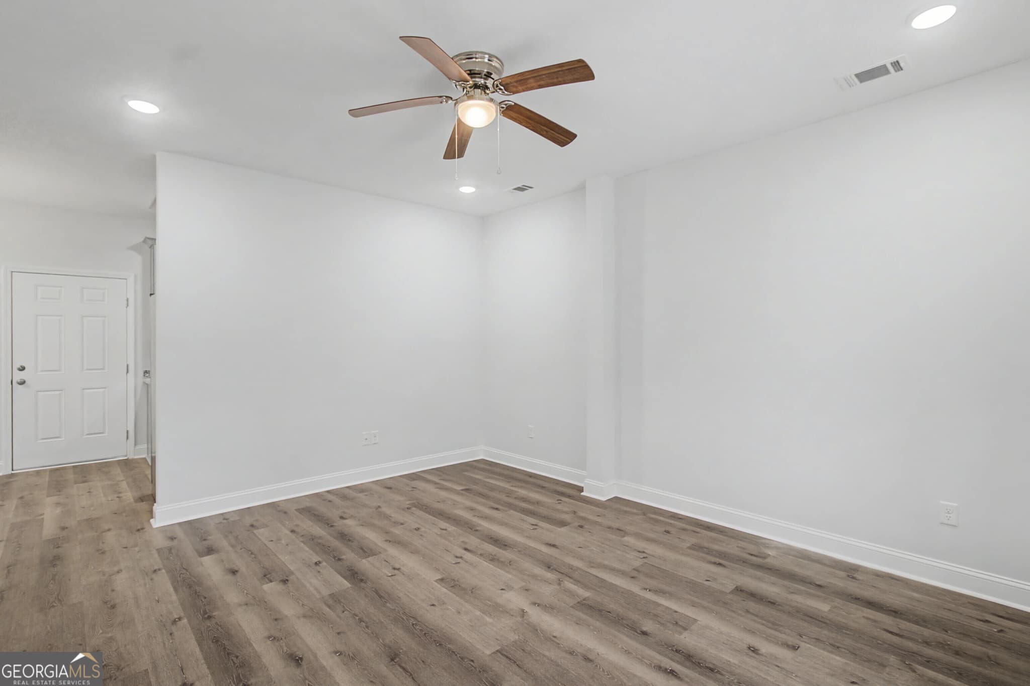 6 bedroom, 4 bathroom, 2,142 sq ft single family residence for sale at 205 Bagley Avenue, Hinesville, GA 31313 — photo 2