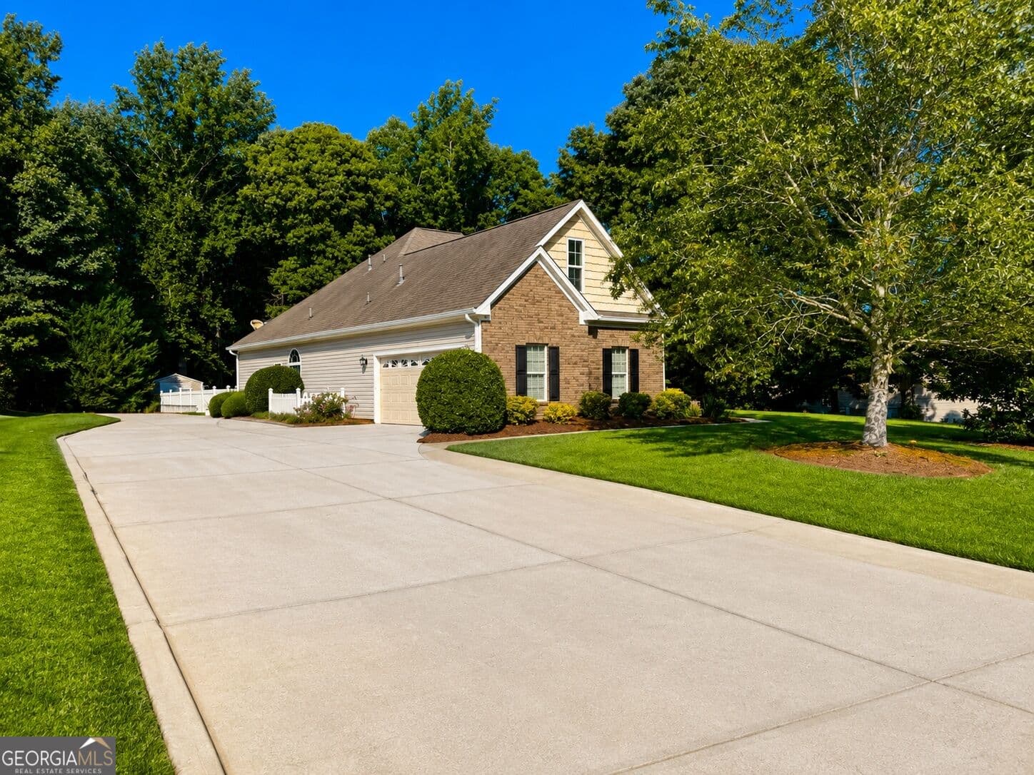4 bedroom, 3.5 bathroom, 2,182 sq ft single family residence for sale at 1049 Monticello Drive, Monroe, GA 30655 — photo 4