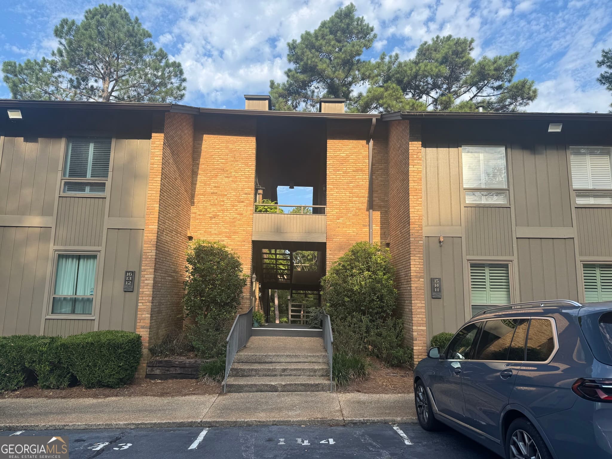 1 bedroom, 1 bathroom, 874 sq ft condominium for sale at 6500 Standing Boy Road UNIT #11, Columbus, GA 31904 — photo 1 of 17