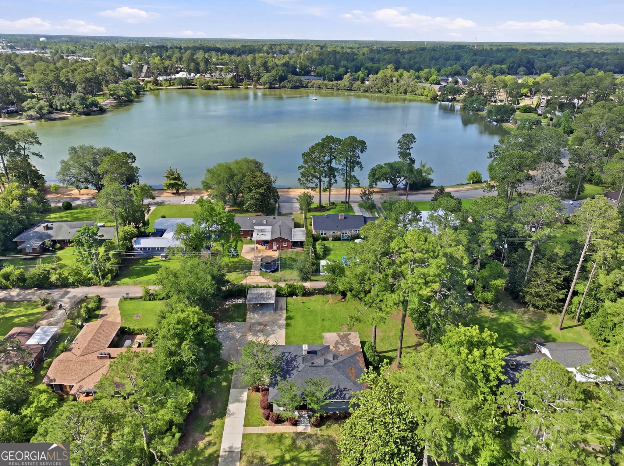 4 bedroom, 3 bathroom, 2,424 sq ft single family residence for sale at 1009 Summit Drive, Albany, GA 31707 — photo 2